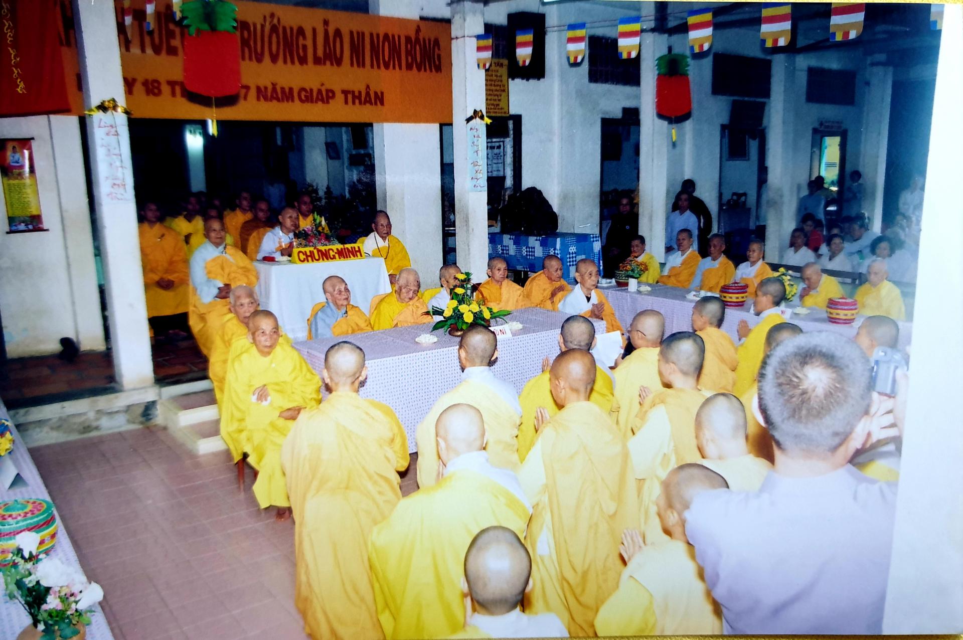 Cố Ni Trưởng Huệ Giác - Rừng xanh vắng bóng mây từ